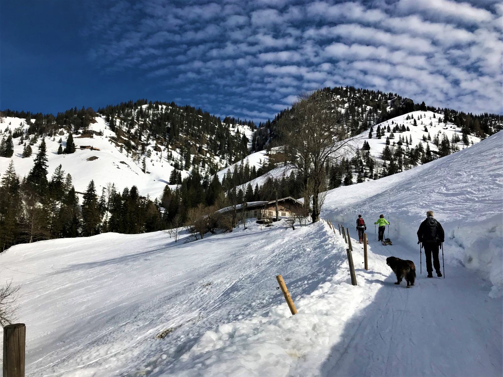 Aufstieg zur Mariandlalm im Schnee mit Blick auf Trainsjoch und Nesselberg.