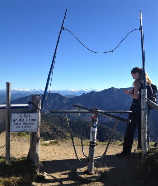 Viegatter mit Hinweisschild: Leinenpflicht.