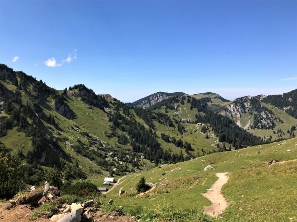 Eine Bergkette mit einer kleinen Alm, der Kleintiefental-Alm.