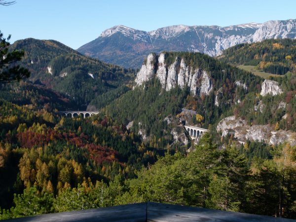 Panoramablick ins herbstliche Tal