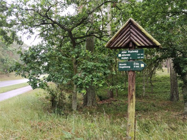 Ein Wegweiser am Stettiner Haff.