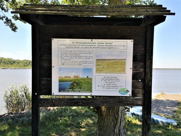 Eine Infotafel im Hafen von Rieth.