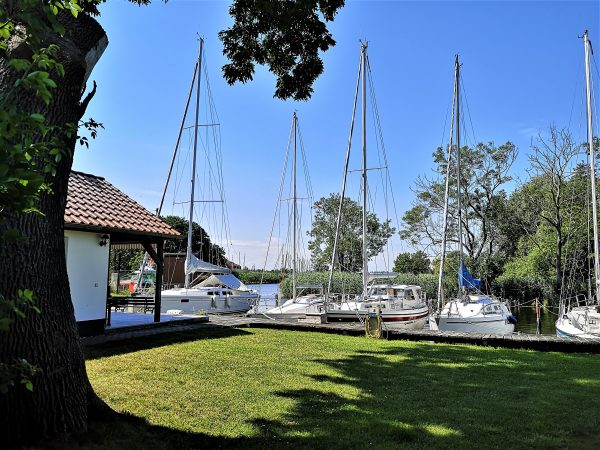 Ein Sportboothafen am Fluss Uecker.