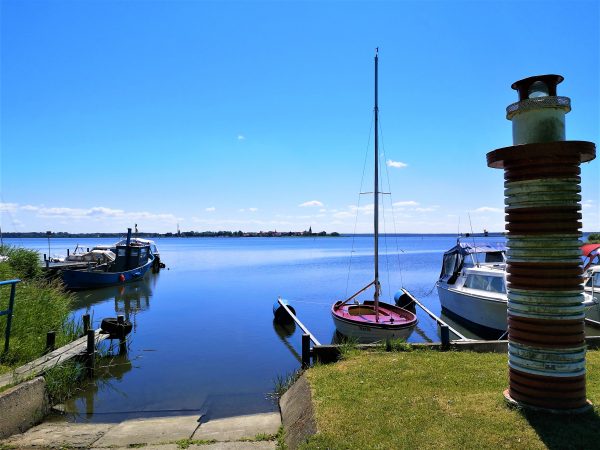 Schiffe im Hafen eines Wassersportvereins.