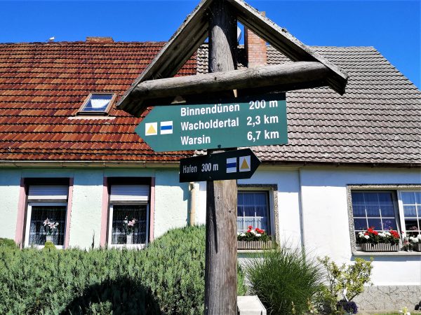 Ein Wegweiser in Altwarp.