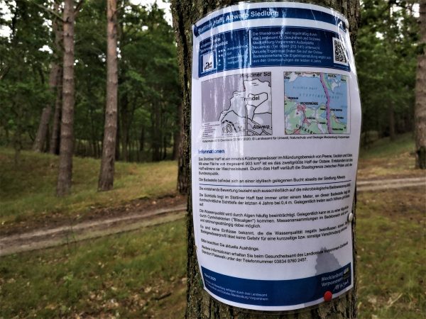 Ein Hinweisschild am Baum.