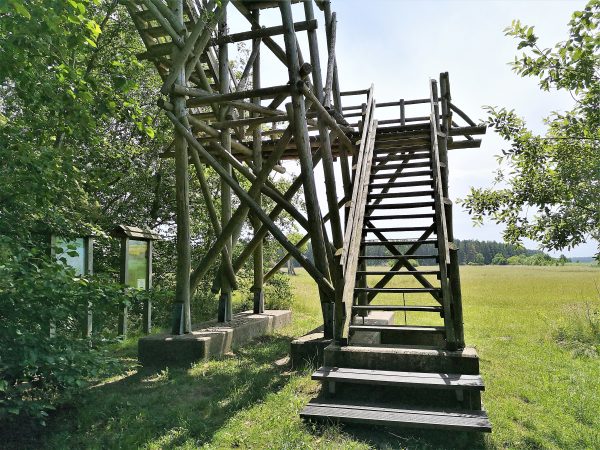 Der Aussichtsturm am Ludwigshofer See, beliebt bei Vogelfreunden.