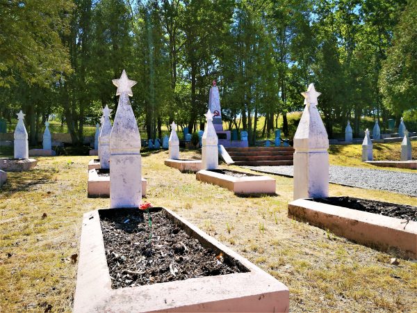 Der sowjetische Ehrenfriedhof im Wald von Altwarp.