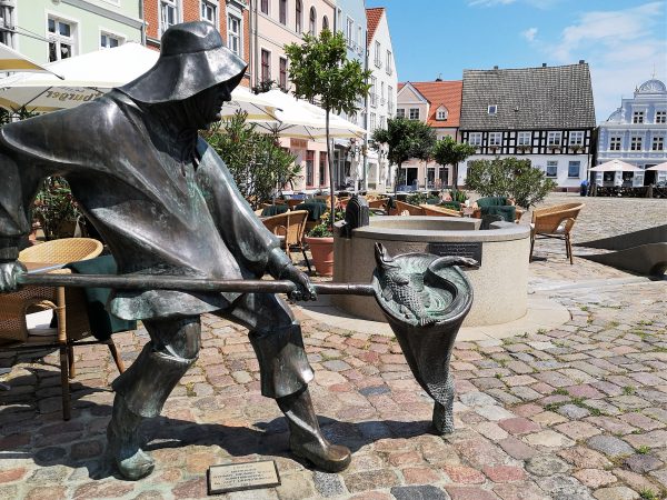 Der zentrale Marktplatz von Ueckermünde.