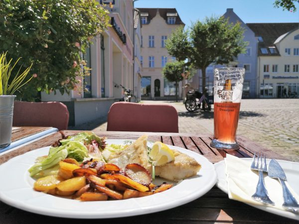 Ein Fischgericht in einem Restaurant am Markplatz von Ueckermünde.