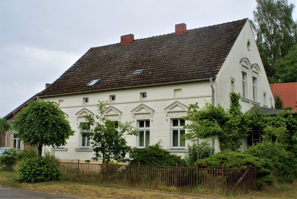 Ein weißes Bürgerhaus in Rieth.