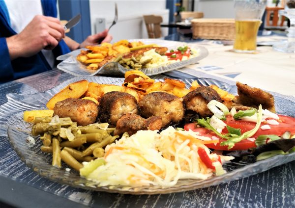 Ein Teller mit gebratenem Aal.