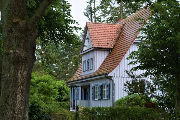 Ein Haus mit blau-weißer Fassade in Rieth.