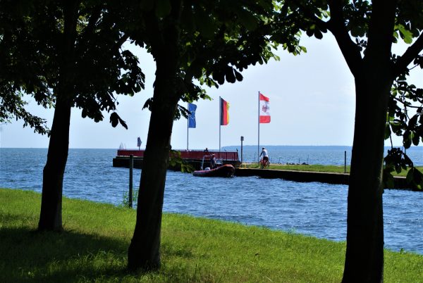 Die Fahnen von Deutschland, Polen und Europa wehen am Stettiner Haff.