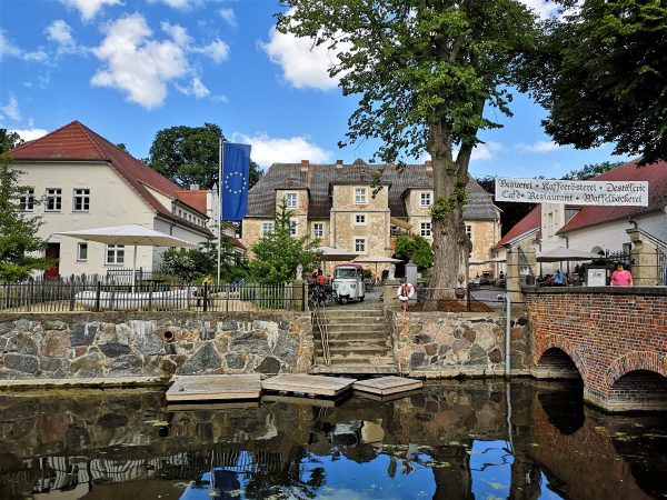 Die Fassade des Wasserschloss Mellenthin auf Usedom ist liebevoll restauriert.