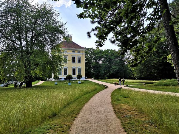 Ein Schlösschen steht im Park bei Dessau.