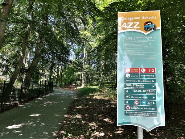 Ein Weg mit Wegweiser.