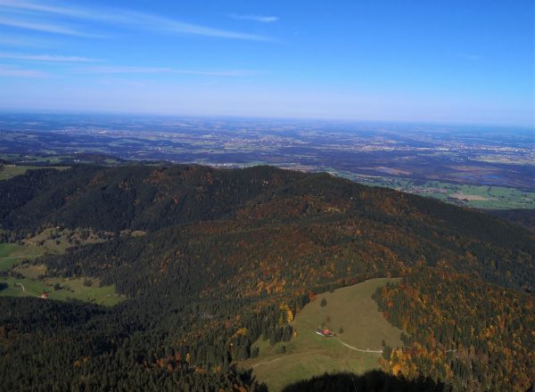 Ein Tal in den Bergen, von Wald bedeckt.