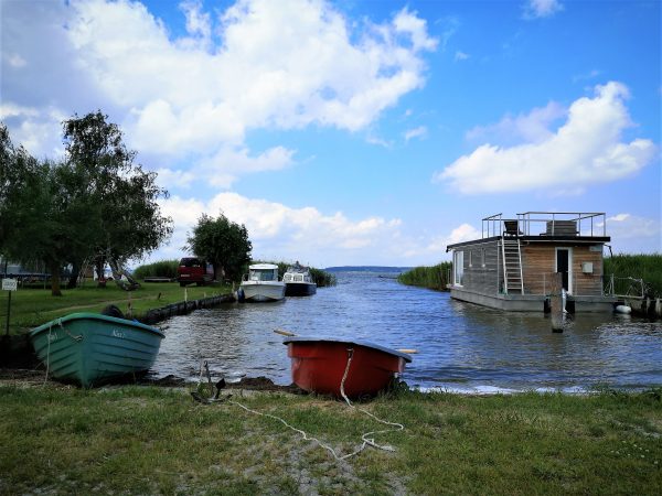 Ein Hafen mit Hausboot im Achterwasser, eine Lagune auf Usedom.