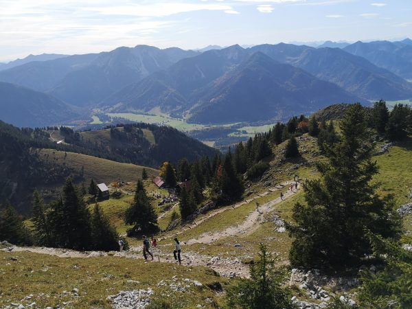 Wanderer steigen auf einem Bergpfad hinauf.
