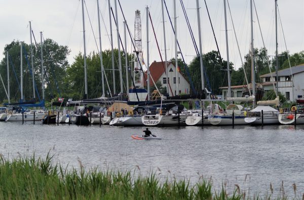Segelschiffe in einem Yachthafen in Greifswald.