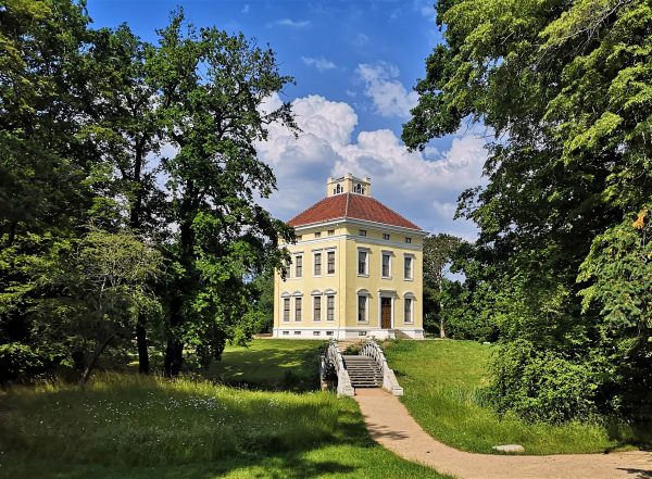 Das Schloss Luisium in einem Park bei Dessau.