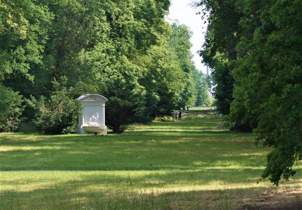 Ein Brunnen in einem Park.
