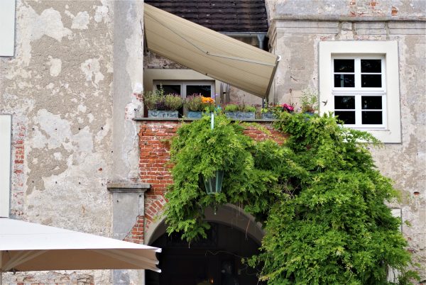 Ein Balkon an der Fassade eines Schlosses.