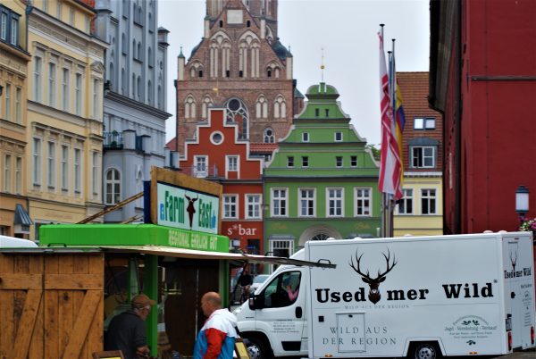 Marktstände auf dem Marktplatz in Greifswald mit dem Dom.