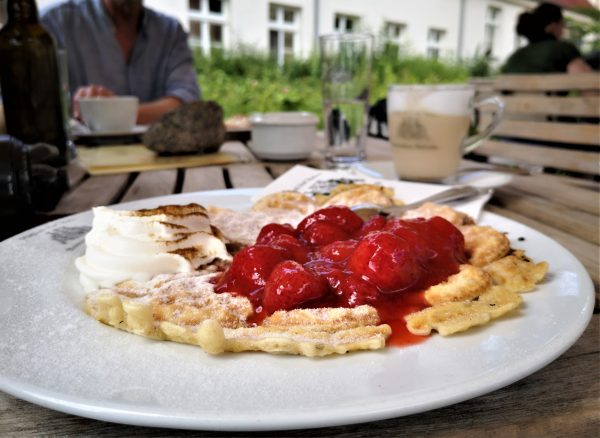 Ein Teller mit Waffeln und Erdbeerkompott.