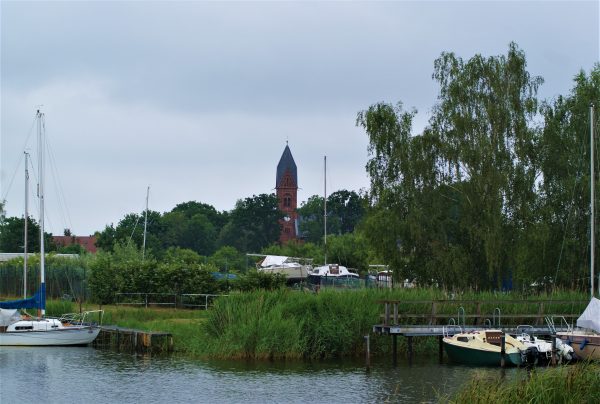 Boote liegen im Hafen des Fischerdörfchens Wieck am Greifswalder Bodden.