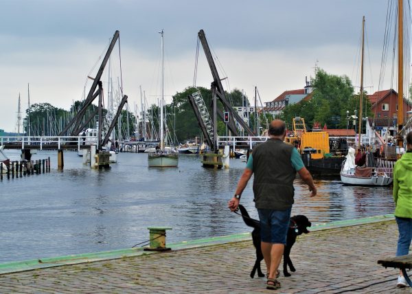 Eine geöffnete Zugbrücke lässt ein Schiff hindurch.