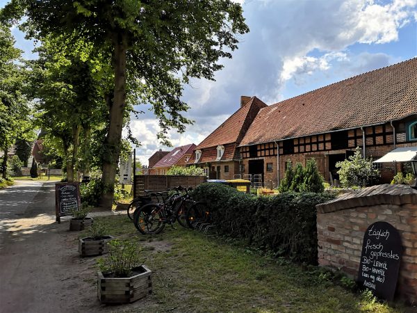 Fachwerkhäuser säumen eine Straße.