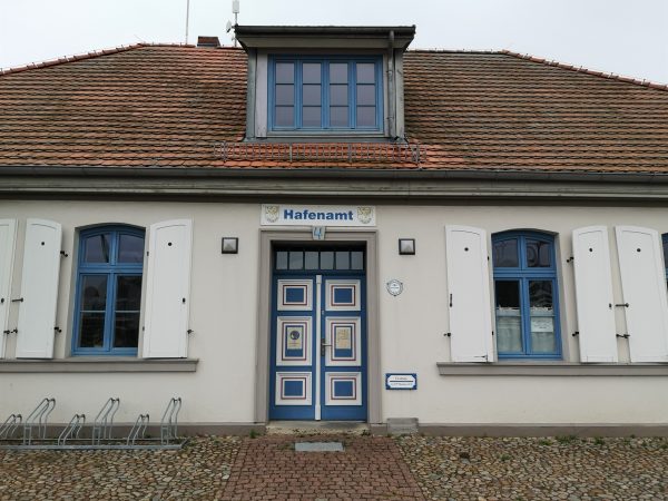 Die Fassade des Hafenamts von Wieck am Greifswalder Bodden.