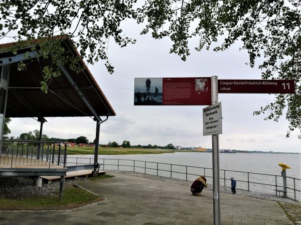 Ein Vater fotografiert sein Kind an der Nordmole des Wieker Hafens.