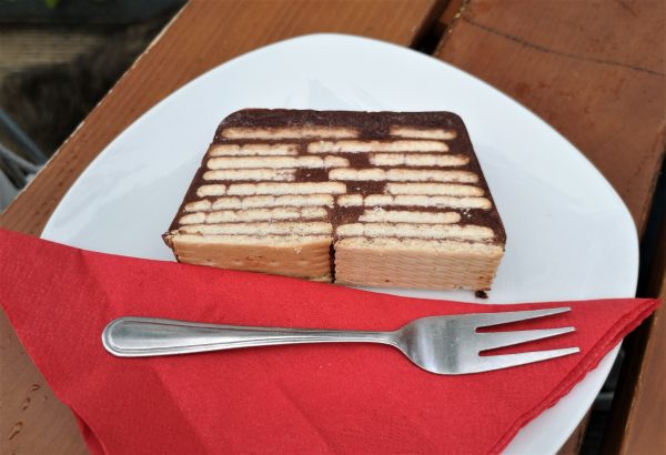 Ein Stück Schokoladenkuchen auf einem Teller.