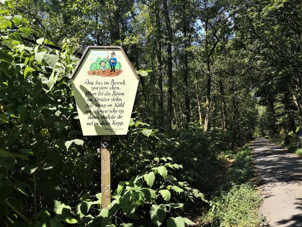 Ein Hinweisschild, abgefasst in der Mundart von Mülheim, warnt Spaziergänger davor, Pflanzen zu pflücken.
