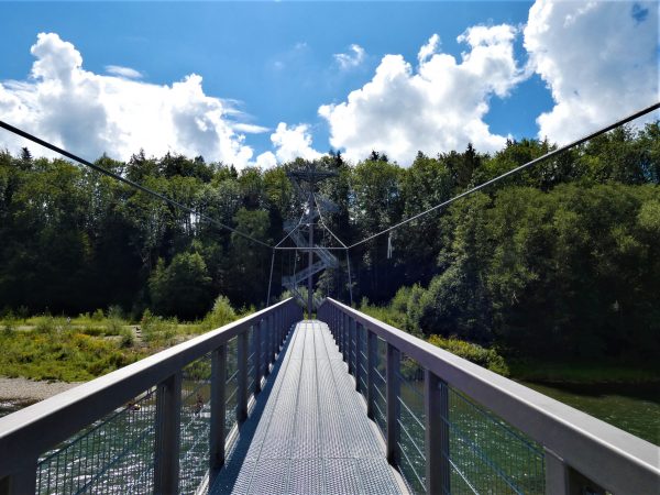 Ein eiserner Steg führt über den Fluss Iller.