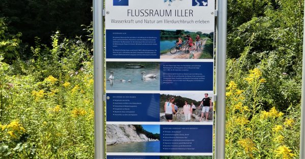 Ein Hinweisschild weist auf die Leinenpflicht am Illerufer hin.