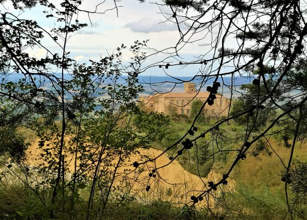 Ein verlassenes Kloster liegt auf einem Hügel nahe einer Abrisskante.