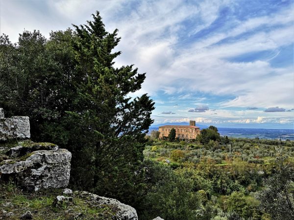 Eine alte Abtei thront auf einem Hügel.