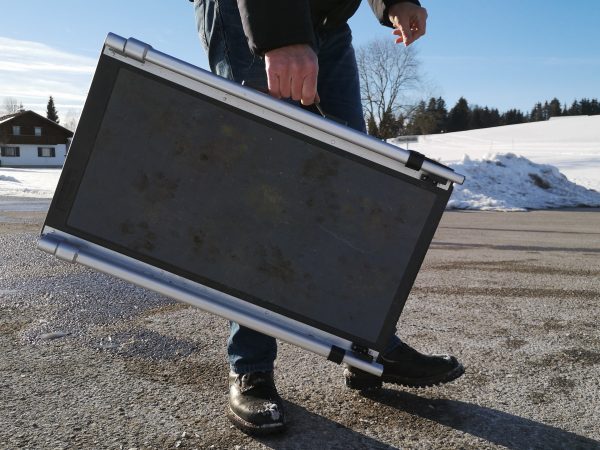 Die PetSafe Hunderampe im zusammengeklapptem Zustand - ein großer Koffer.