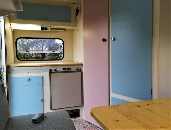 Der Innenraum unseres Wohnwagens, bemalt mit rosa und hellblauer Kreidefarbe