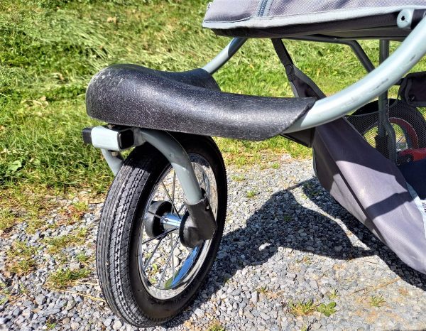 Detailaufnahme eines Reifens des Hundebuggys Innopet