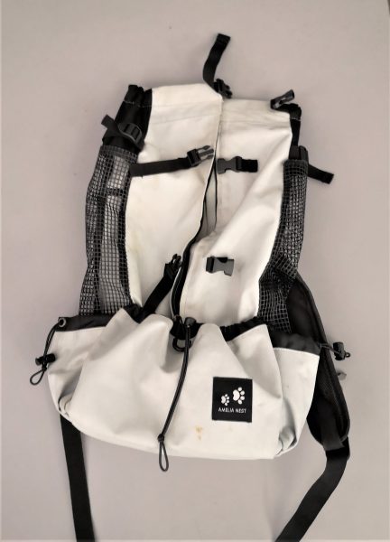Dog Carrier Backpack von Amelia Nest: Gesamtansicht mit verstellbaren Gurten, Reißverschluss, Tunnelzugseil